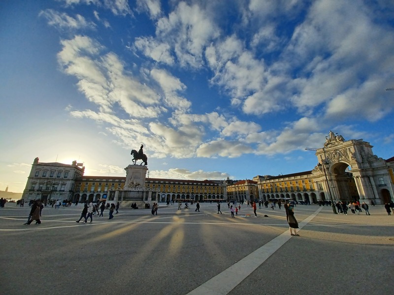 Praça do Comércio - Foto: Simon Burchell, CC BY-SA 4.0 <https://creativecommons.org/licenses/by-sa/4.0>, via Wikimedia Commons